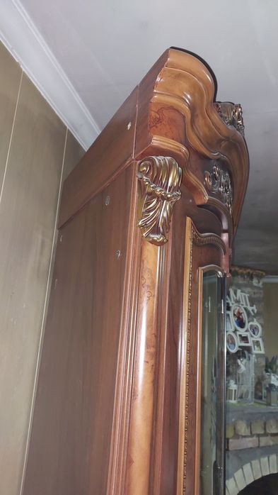 Продам угловой сервант