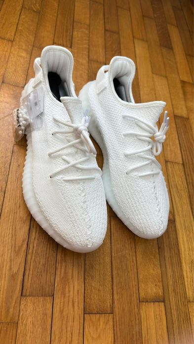 Yeezy 350 v2 cu eticheta