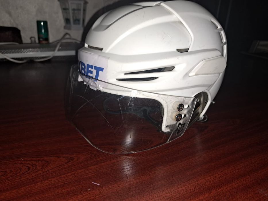 Шлем и клюшка для хоккея