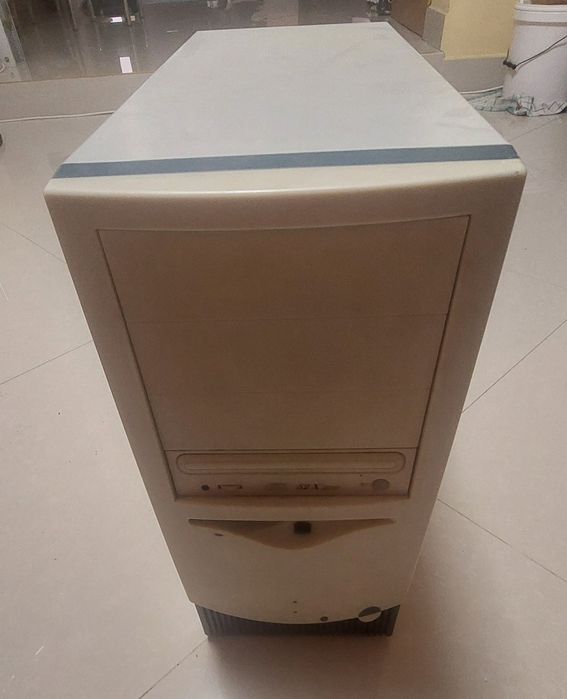 Vând 10 calculatoare Compaq vechi, Pentium II.