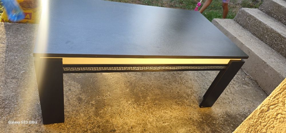 Продавам холна маса