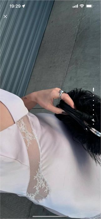 Нежна миди сатенирана рокля.