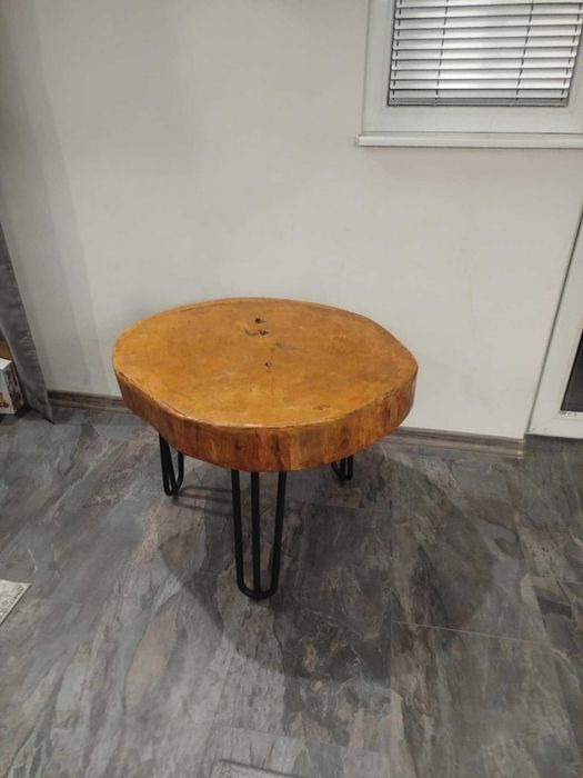 Маса с дървен плот