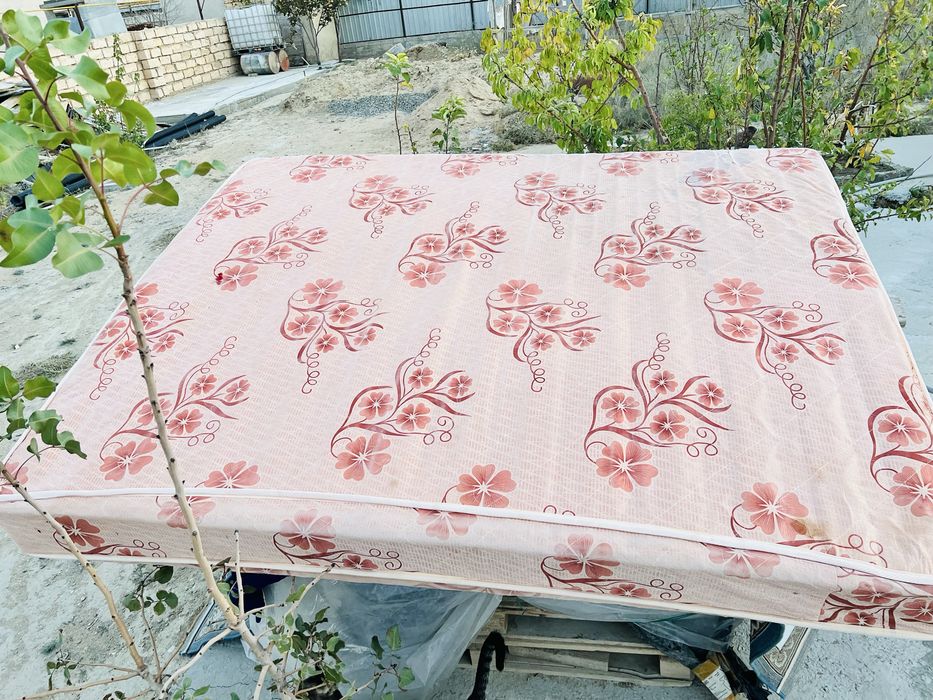 Продам старые матрасы.