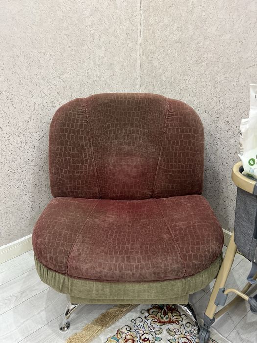 Диван с кресло в хорошем состоянии