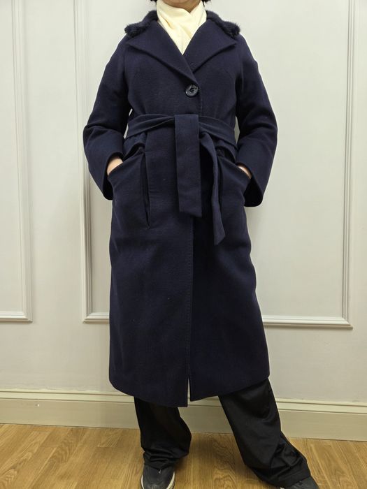 Пальто в темно-синем цвете
