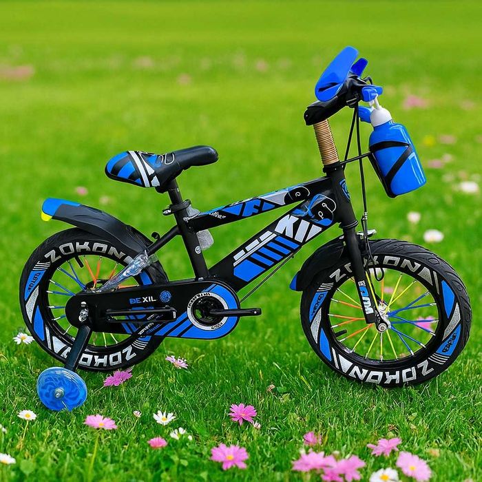 Детски велосипед с кош в предната част.