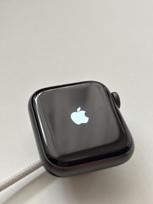 Apple Watch Series 4 - 40mm Space Gray(Aluminum) + Black Sport Band