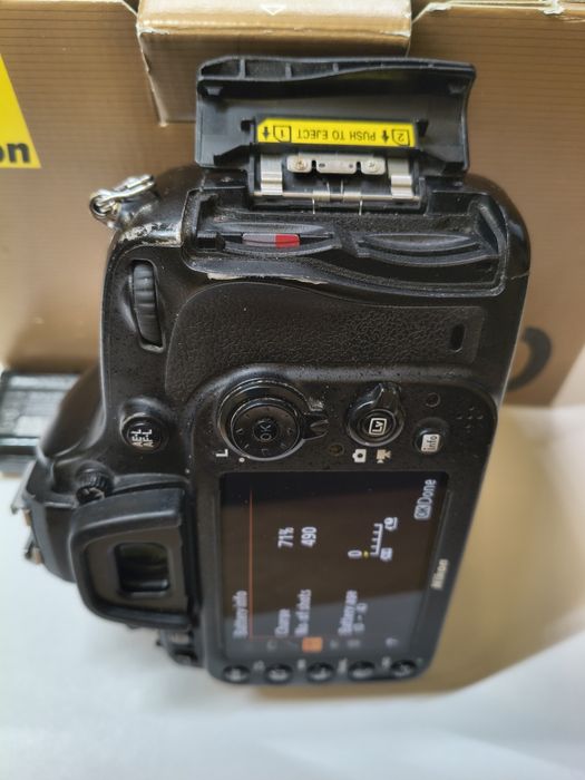 Vând aparat foto Nikon D610 + card 64gb