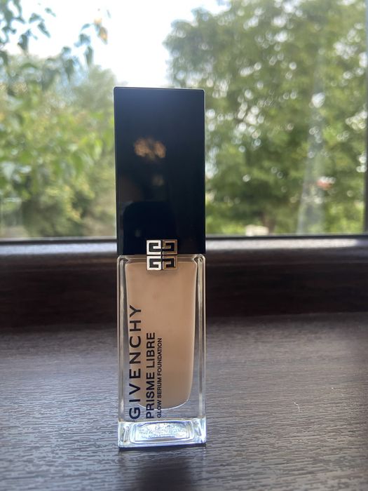 Fond de ten Givenchy prisme libre