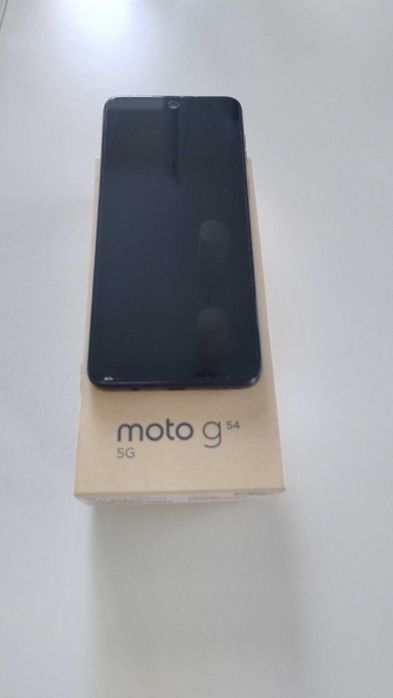 Продавам телефон Motorola G54 5G с 1,5 години гаранция, почти нов