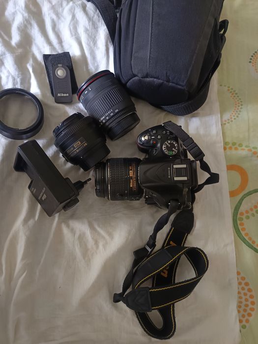 Vând aparat foto Nikon D 5200,in stare perfectă de funcționare
