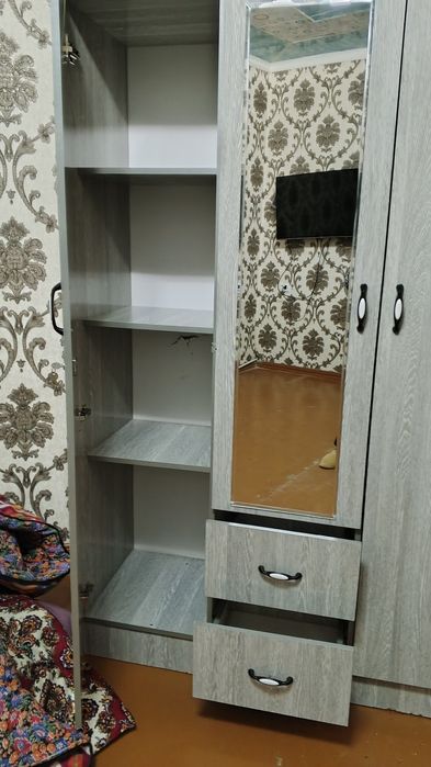 Shkaf sotiladi  hamma joyi edial aybi yuq
