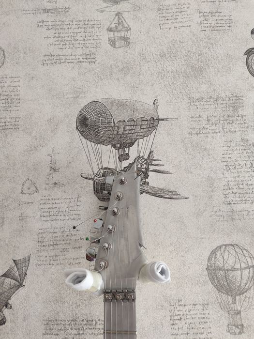 Электрогитара с алюминиевым грифом