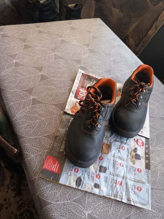 Работни обувки 37 номер и кубински 42