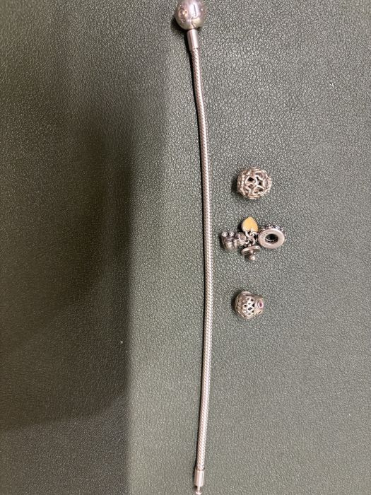 Продам оригинальные браслет и шармы Pandora