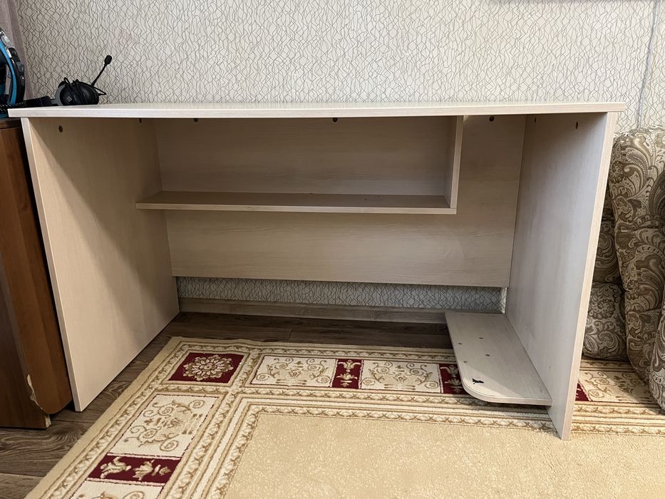 Стол с нависной полкой