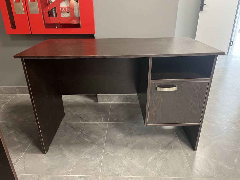 Офисные столы в среднем состояние