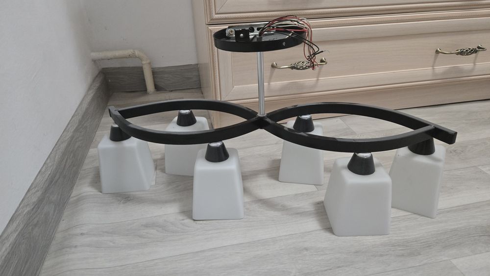 Продам две Люстры