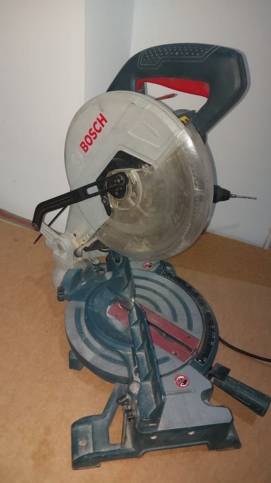 Продам торцовочную пилу bosch