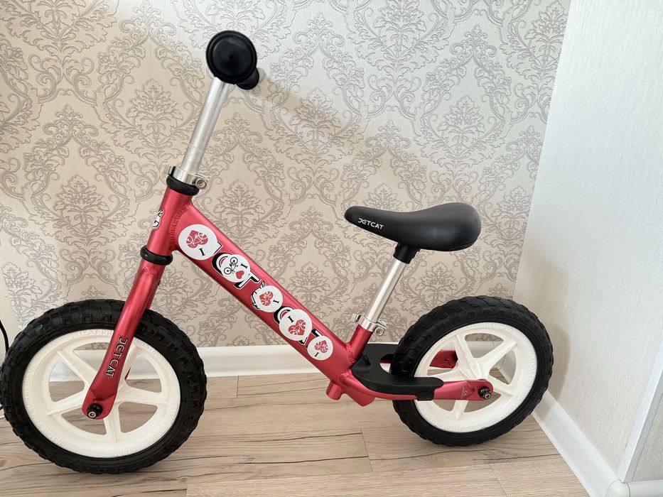 Беговел JET CAT красный