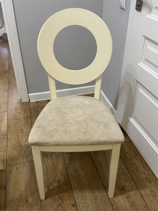 4 стула молочного цвета