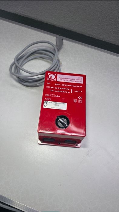 Трансформатор, регулатор и трифазен трансформатор за ниско напрежение.