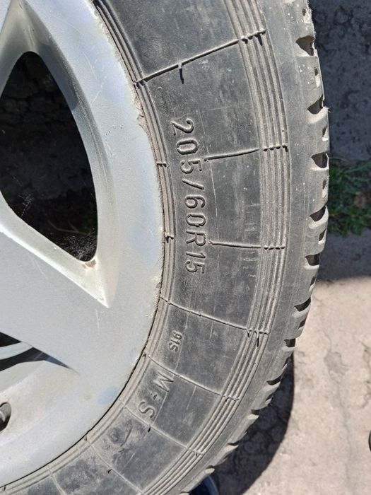 Продам 2 колеса резина с дисками на ниву