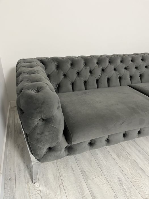 canapea chesterfield din catifea gri