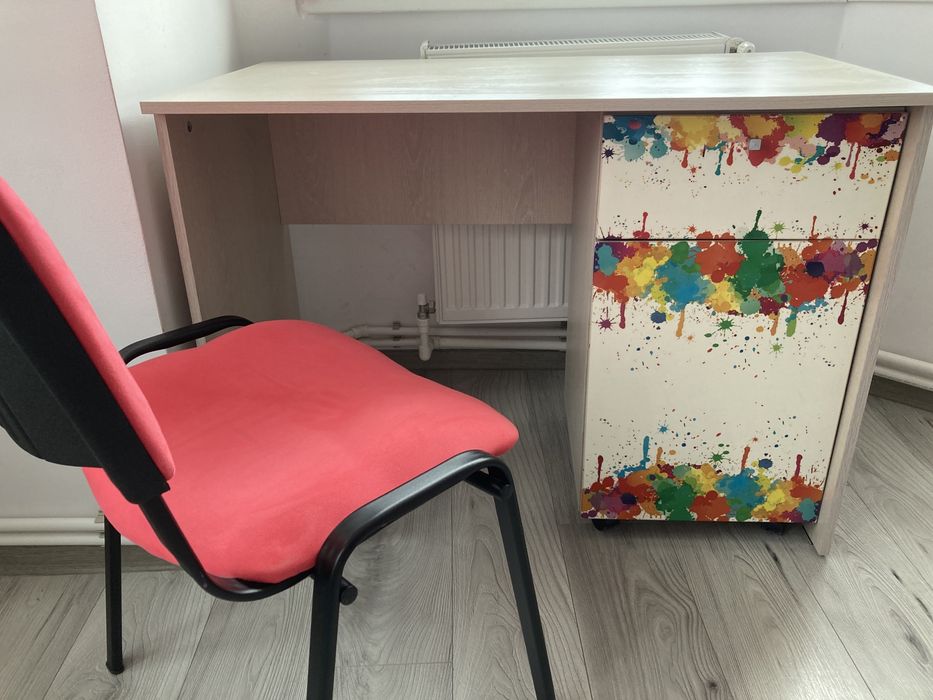 Birou cu corp pe roti