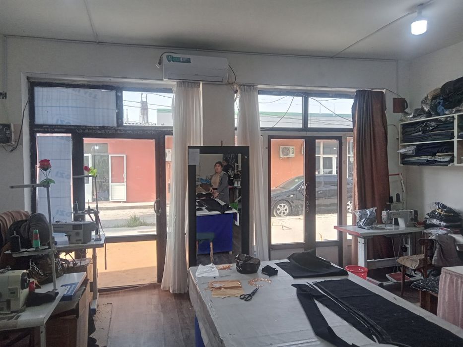 Продается 2х этажный магазин напротив курантов