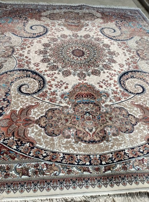 Gilam villa firma yengi sotladi bittasi 3.5 /4 metr ikkinchisi 7/4 me