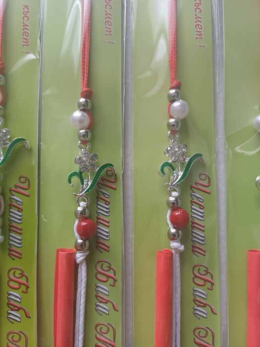 Мартеници гривни