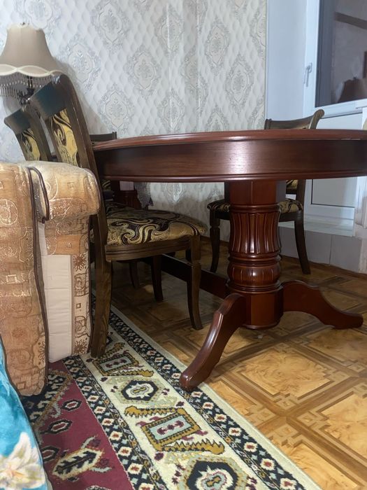 Продаётся деревянный стол