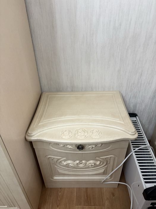 Продается комод, зеркало и тумбочки