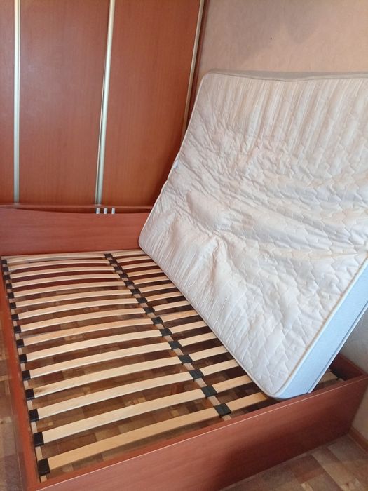 Кровать с матрасом 160х200