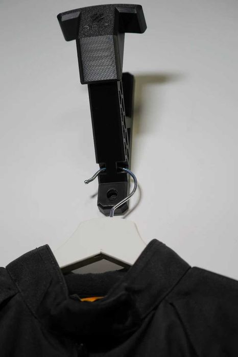 3D принтирана стенна закачалка за мото каска – различни цветове