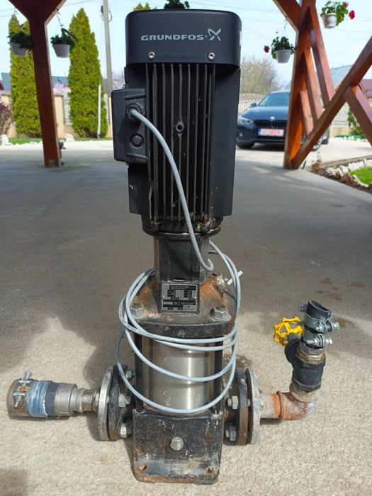 Pompa de irigat Grundfos 2200w. Are conectori alimentare, evacuare apa