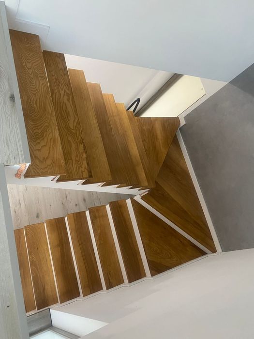 Scări din lemn masiv, balustrade, riflaje