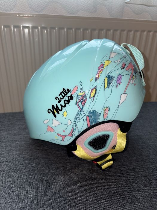 Детска каска за ски на един сезон