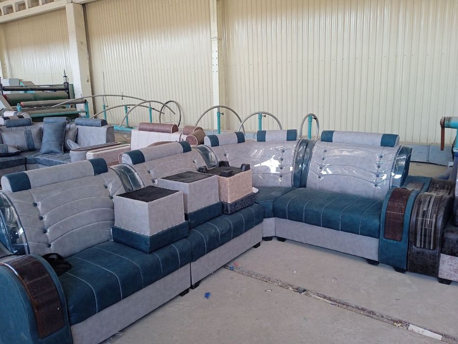 Гостиные уголки с пуфиками