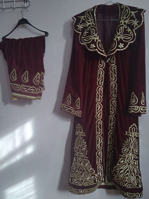 Qora ayollar kattalarni sorishadi