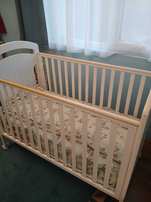 Детско креватче с 2 матрака, възглавници, 2 юрганчет и 2 надматрачни п