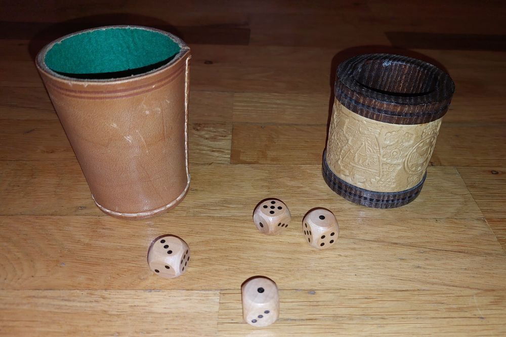 Кожена чаша за зарове 2бр