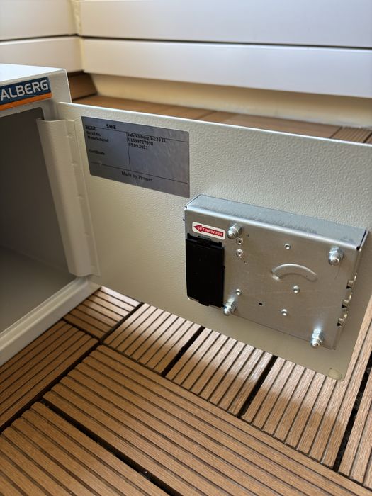 Сейф с електронно заключване