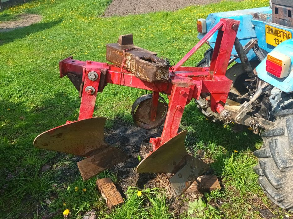 Plug cu 2 brazde pentru tractor mic