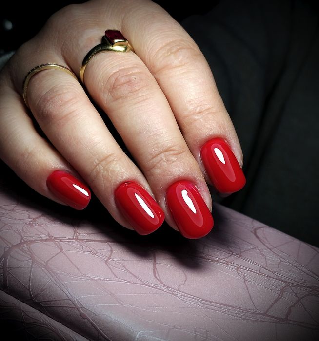 Ofer servicii de manichiura/pedichiură