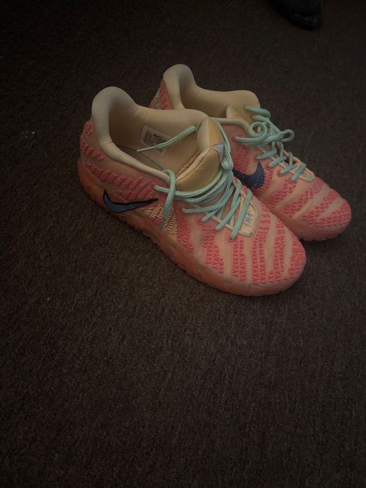 Продам волейболную кроссовки размер 43