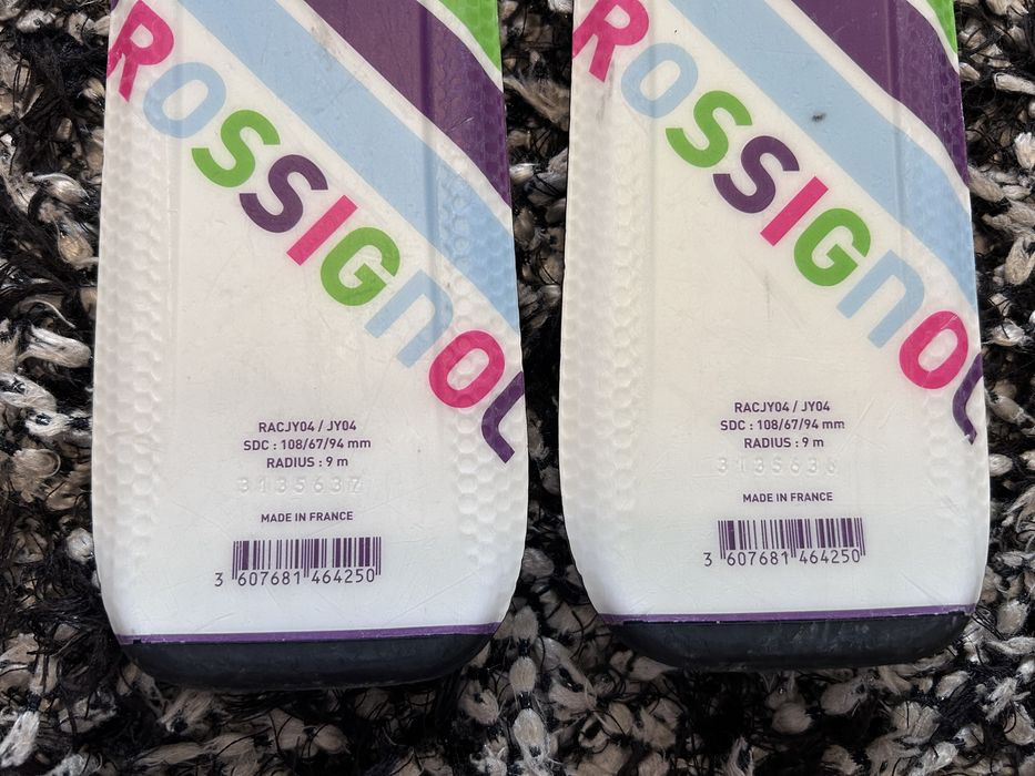 Ски, обувки, каска с визьор и щеки