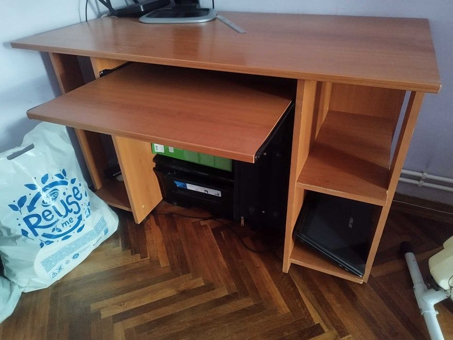 Vând birou in stare buna